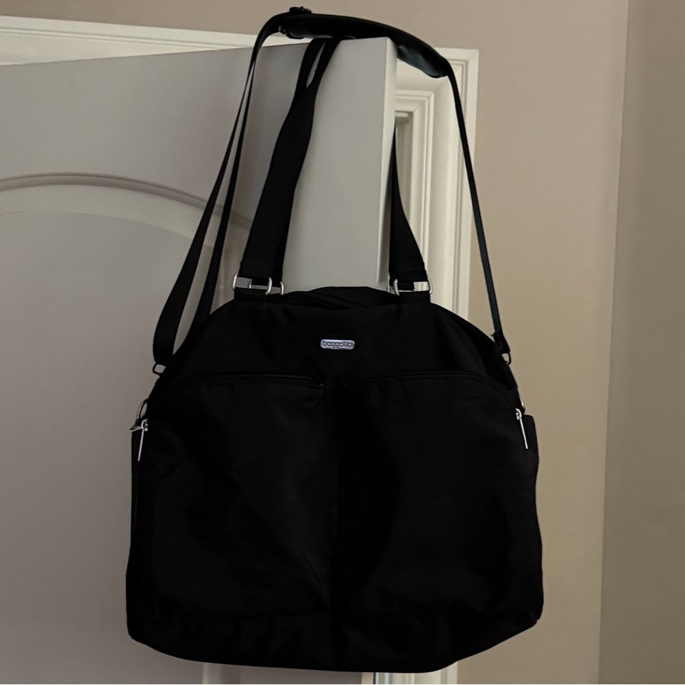 Brand new”Baggallini”tote,travel bag .Size-W-18,5”x14,5”inc.Color-black.🖤